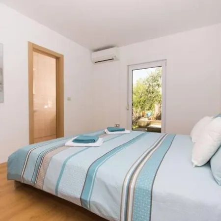 דירה Apartmani Suker טרוגיר