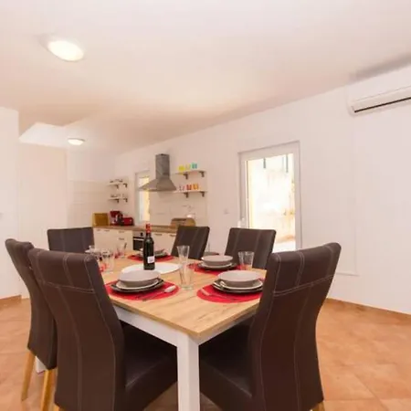 Apartmani Suker טרוגיר
